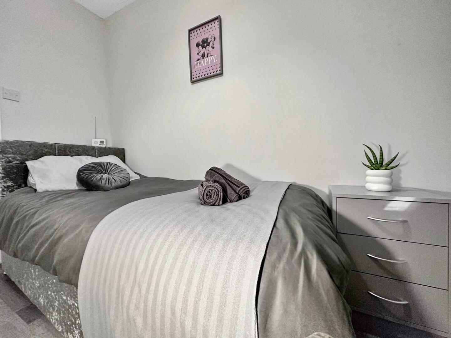 3 Bed Home In Tonypandy With Balcony View Room Llwynypia 외부 사진