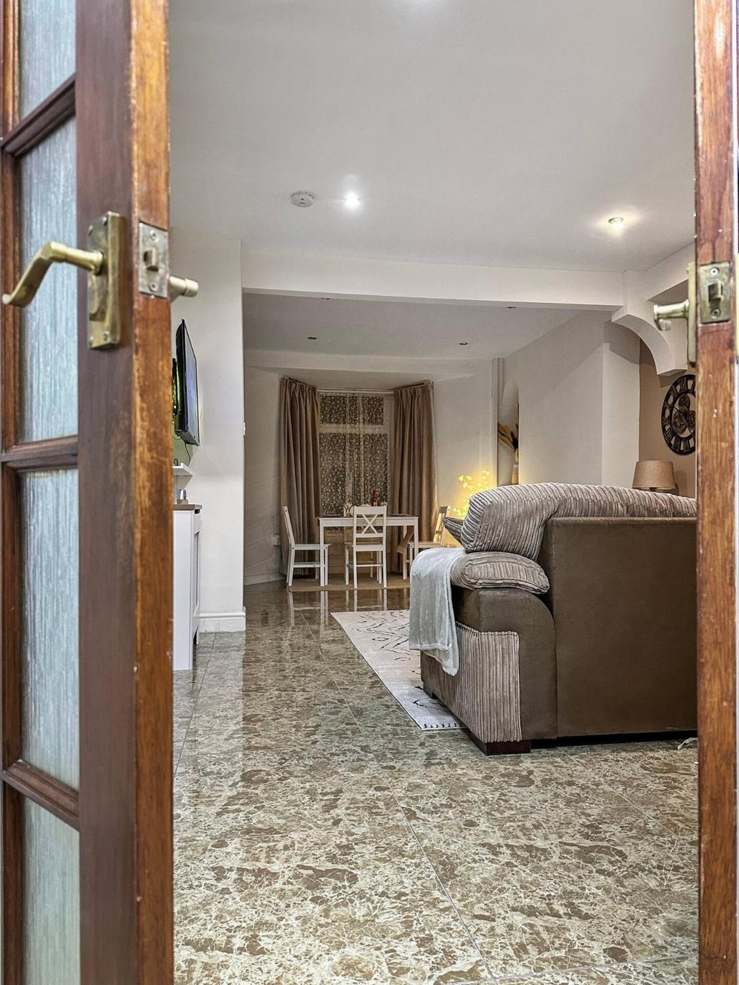 3 Bed Home In Tonypandy With Balcony View Room Llwynypia 외부 사진