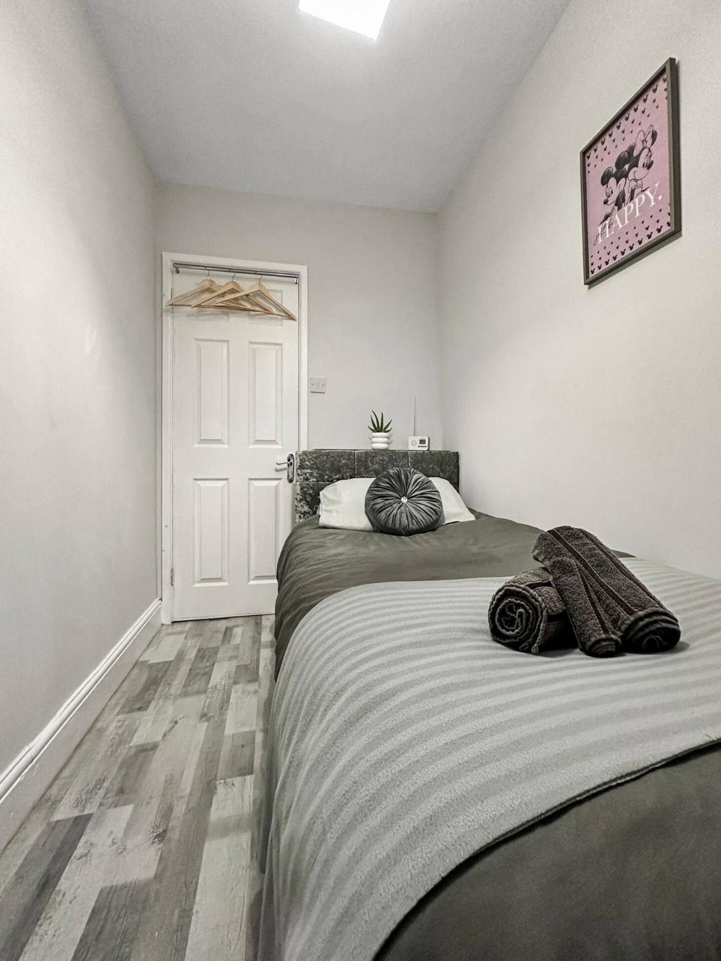 3 Bed Home In Tonypandy With Balcony View Room Llwynypia 외부 사진